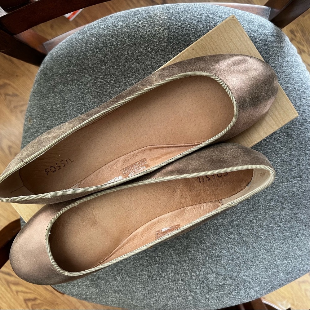 Fossil Gold/Pewter Saxon Flat, size 10, lightly used